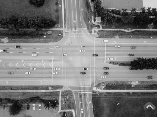 道路与车辆的顶视图摄影的灰度照片 · 免费素材图片