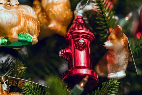 红色消防栓圣诞装饰 · 免费素材图片