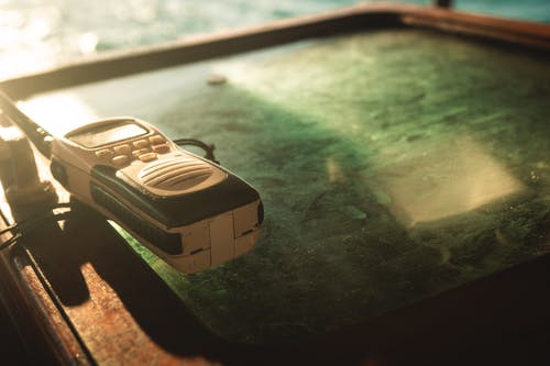 绿色玻璃表面上的白色和黑色双向广播的特写照片 · 免费素材图片