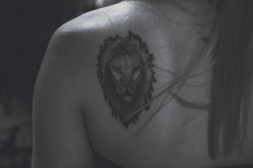 女人背上的狮子纹身 · 免费素材图片