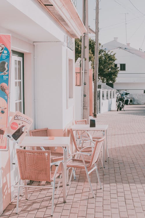 白色和米色混凝土商店 · 免费素材图片