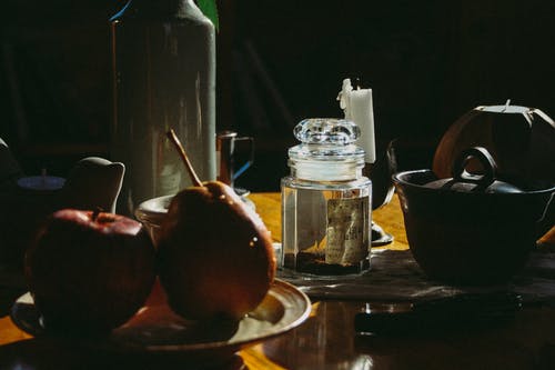 苹果和梨玻璃瓶附近 · 免费素材图片