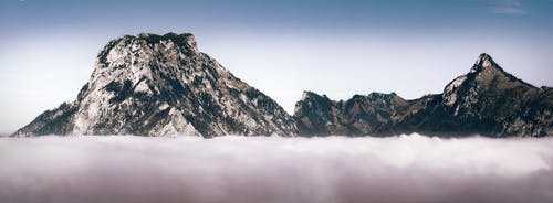 云层上方的山脉 · 免费素材图片