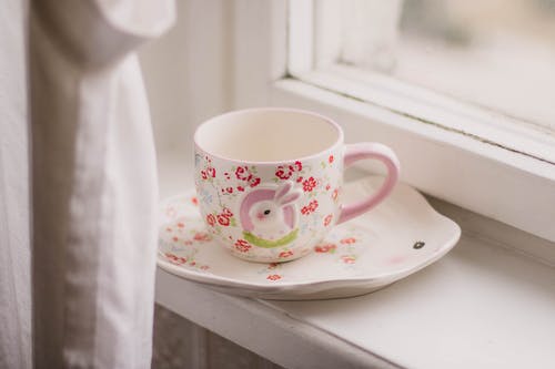 白色和粉红色兔子主题陶瓷杯碟 · 免费素材图片