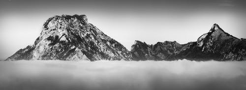 岩山的灰度摄影 · 免费素材图片