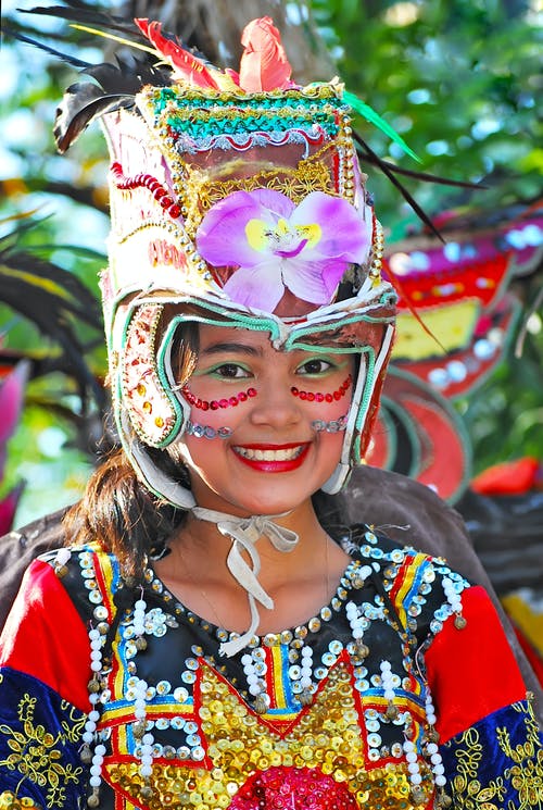 微笑的女孩穿着部落服装 · 免费素材图片