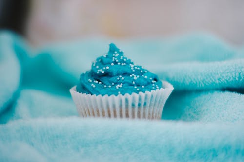蛋糕配上蓝色糖衣 · 免费素材图片