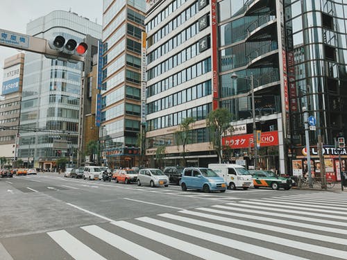 停在高层建筑附近的车辆 · 免费素材图片