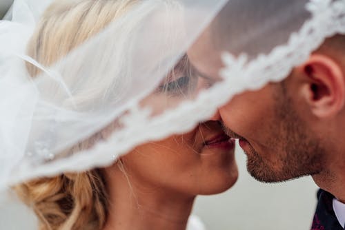 新郎和新娘接吻 · 免费素材图片