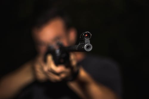 男子手持步枪的照片 · 免费素材图片