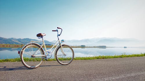 灰色通勤自行车停在海边路 · 免费素材图片