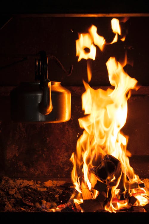 水壶在火焰的照片 · 免费素材图片