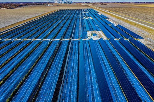 蓝色太阳能电池板的航拍 · 免费素材图片