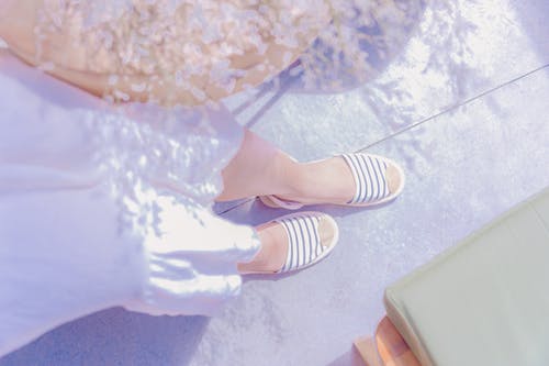 一双白色条纹凉鞋 · 免费素材图片