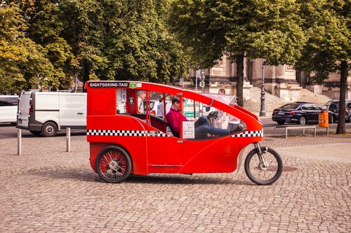 男子骑三轮车 · 免费素材图片