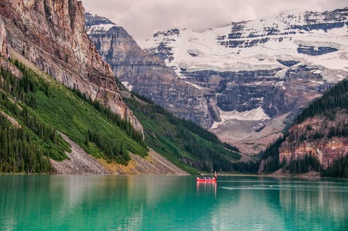 红船在山附近的湖 · 免费素材图片