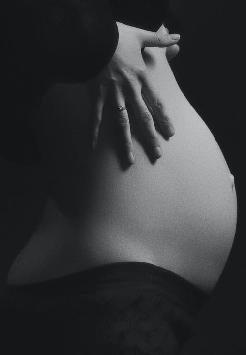 孕妇肚子疼的灰度照片 · 免费素材图片