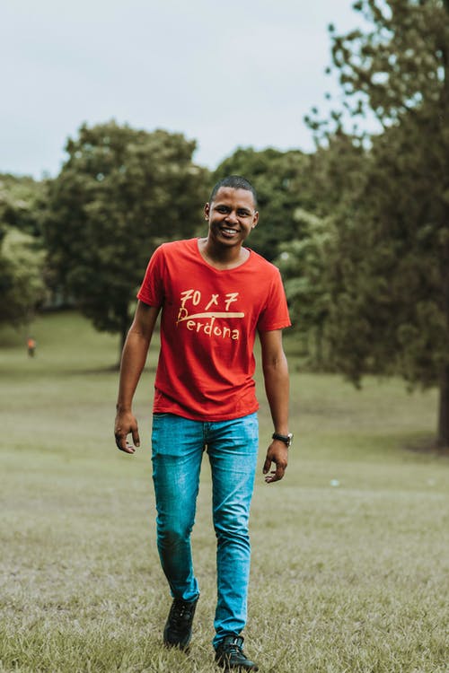 人走草地的照片 · 免费素材图片