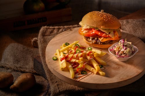 番茄汉堡和炸薯条 · 免费素材图片