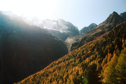 山的广角摄影 · 免费素材图片