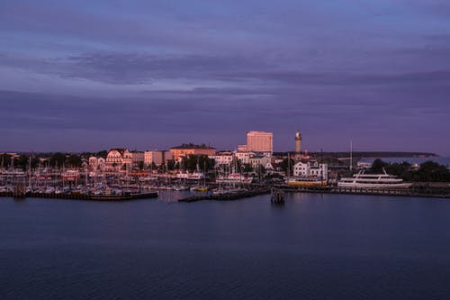 建筑物和码头照片 · 免费素材图片