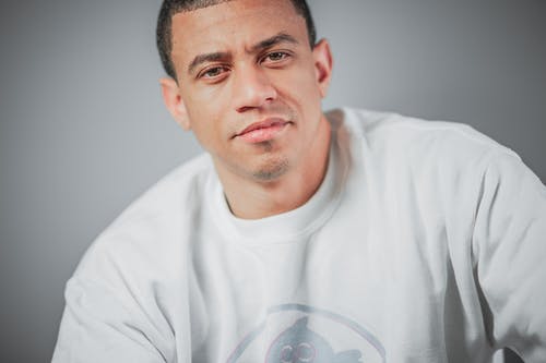 男子身穿白色运动衫 · 免费素材图片