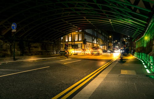 夜间地下通道的延时摄影 · 免费素材图片