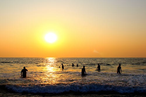 日落海滩上的人的照片 · 免费素材图片