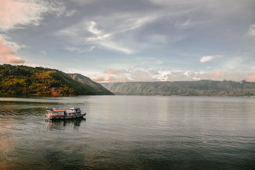 山附近水体的风景摄影 · 免费素材图片