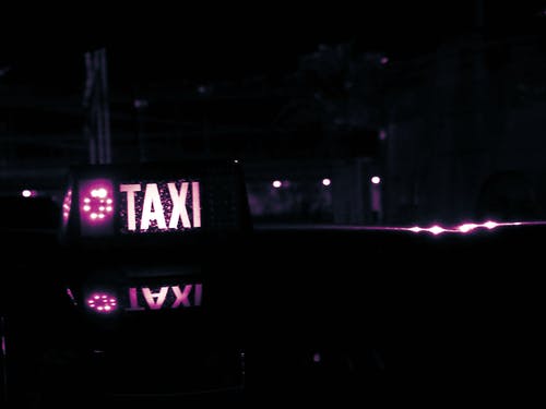 在晚上点燃的出租车标志 · 免费素材图片