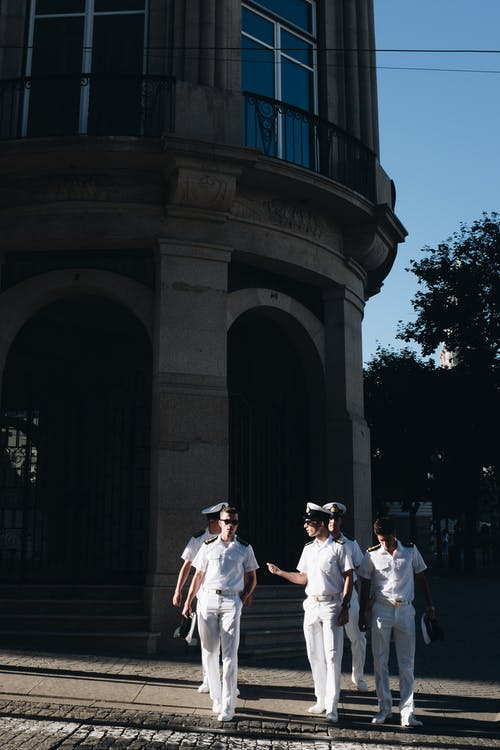 五名海军官站在大楼附近 · 免费素材图片