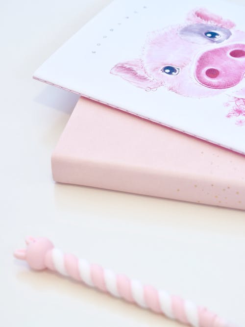 白色和粉红色的猪绘画和粉红色的书 · 免费素材图片