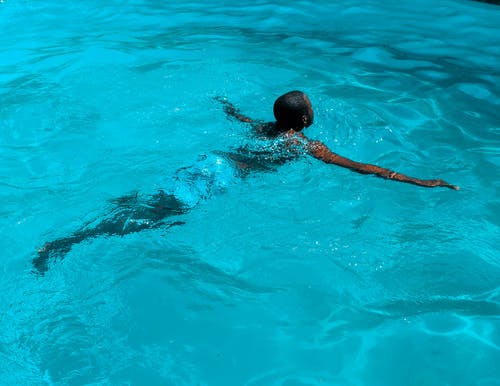 男子游泳的照片 · 免费素材图片