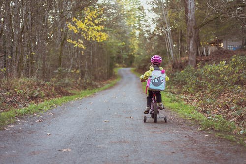 道路上的蹒跚学步骑自行车 · 免费素材图片