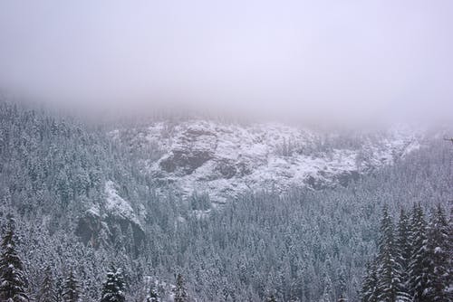 鸟瞰的白雪覆盖的山脉 · 免费素材图片