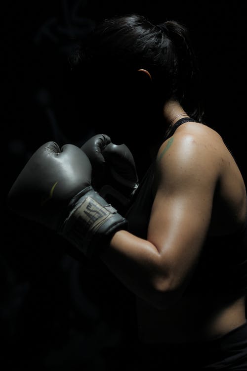 女人在拳击手套的照片 · 免费素材图片