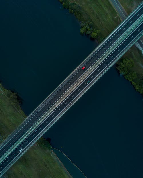 汽车通过桥 · 免费素材图片
