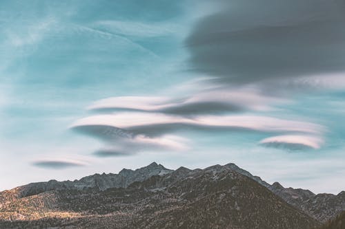乌云密布的天空下的山 · 免费素材图片