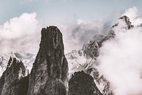 山的广角摄影 · 免费素材图片