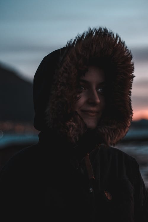 穿棕色皮大衣的女人 · 免费素材图片