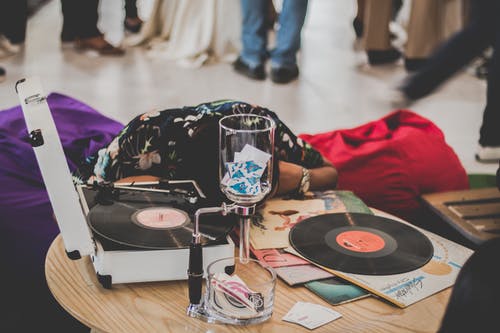 桌上的长梗玻璃 · 免费素材图片