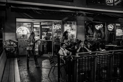 酒吧附近人的灰度摄影 · 免费素材图片