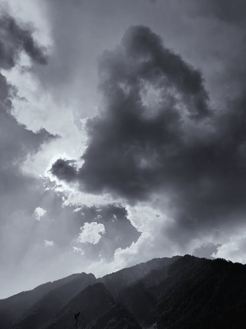 山上的灰云 · 免费素材图片