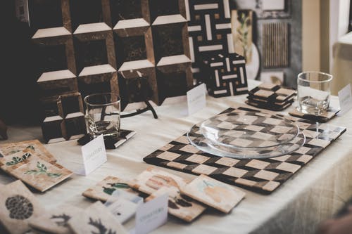 带有透明玻璃板和玻璃的桌子 · 免费素材图片