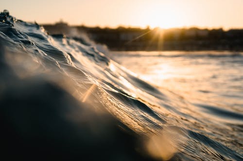 黄金时段的波浪状水 · 免费素材图片