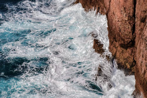海浪撞击岩石形成 · 免费素材图片