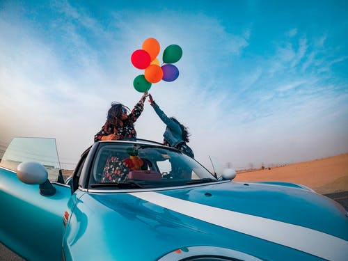 两个女人拿着彩色气球很多 · 免费素材图片