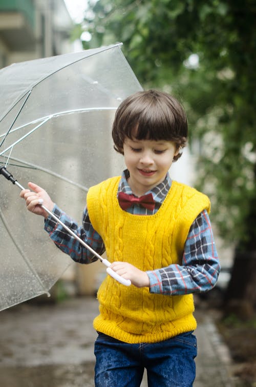 孩子携带雨伞 · 免费素材图片