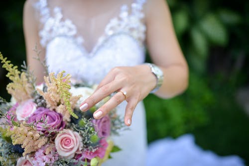 新娘抱着粉红玫瑰花束 · 免费素材图片