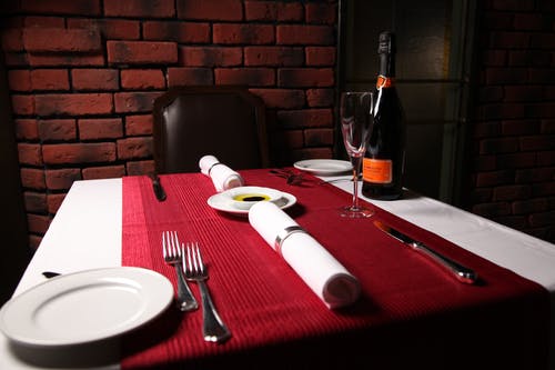 桌子上的盘子和餐巾 · 免费素材图片